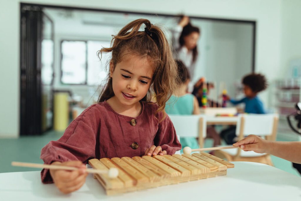 Material didáctico integrado en el currículo para aprovechar los beneficios de la musicoterapia en el aprendizaje.