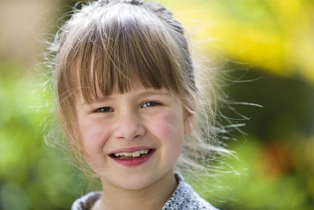 niños bilingües interactuando en clase, mostrando las ventajas cognitivas del bilingüismo temprano.