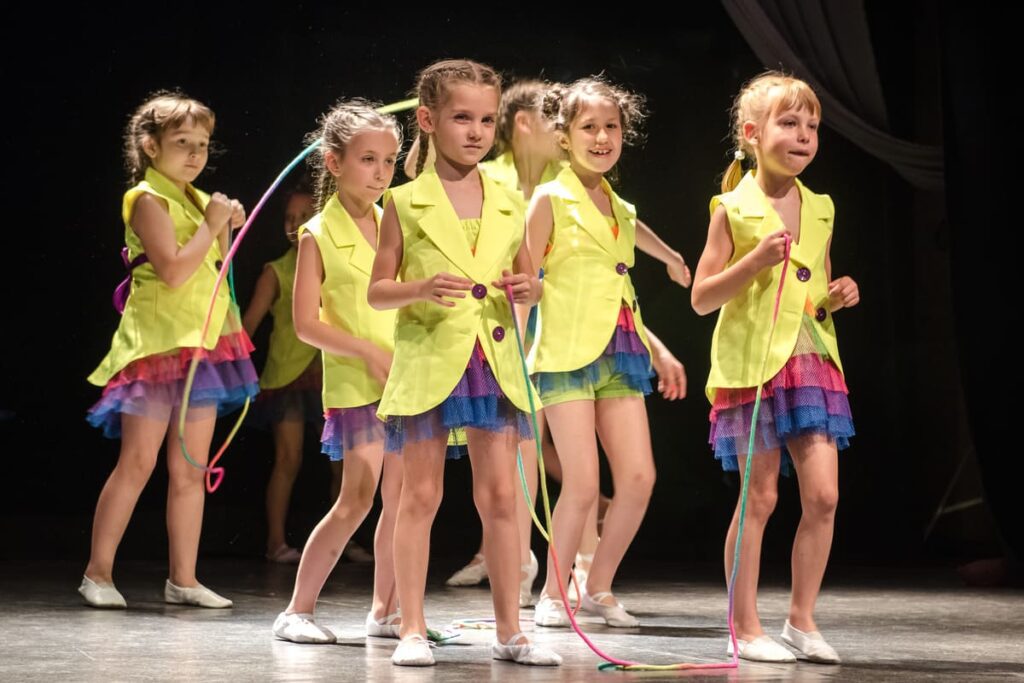 Docente dirigiendo una actividad musical para potenciar los beneficios de la musicoterapia en el grupo.