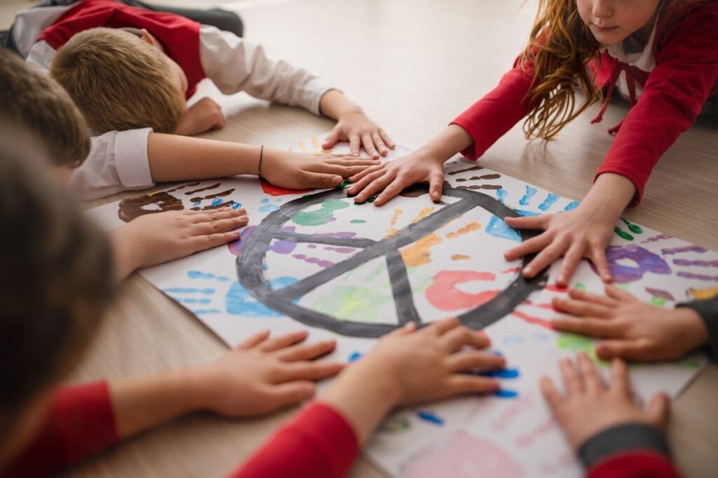 Grupo de estudiantes en clase participando en actividades de educación en valores cristianos como la solidaridad y el respeto.