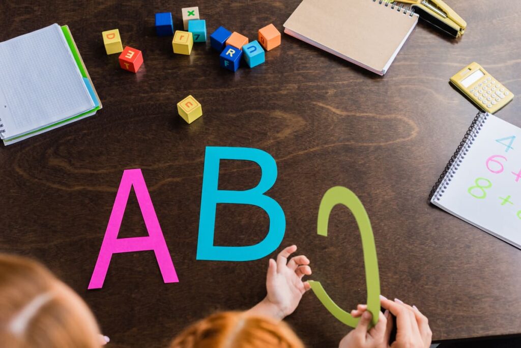 Docente facilitando la comunicación en el aula, un rol fundamental para la estimulación de niños