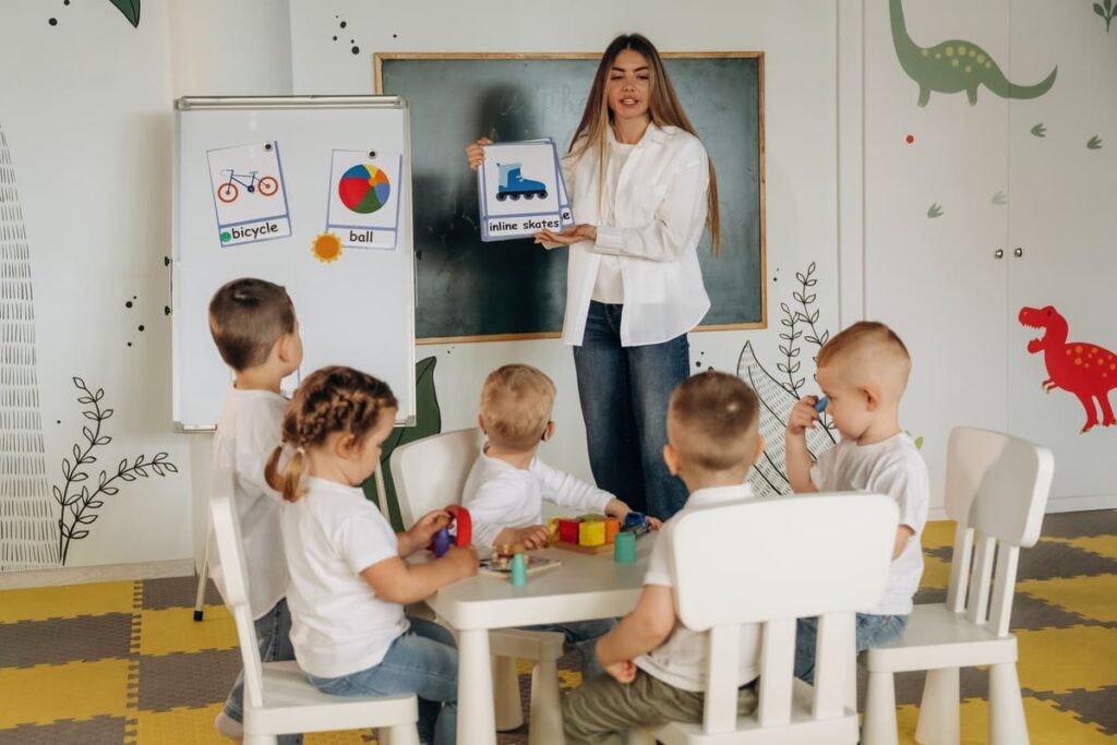 Docente aplicando metodologías inclusivas al trabajar con alumnos con diversidad funcional en el aula.