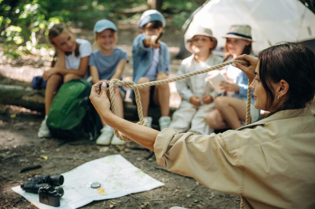Profesional ejerciendo como Coordinador de Ocio y Tiempo Libre liderando una actividad grupal al aire libre.