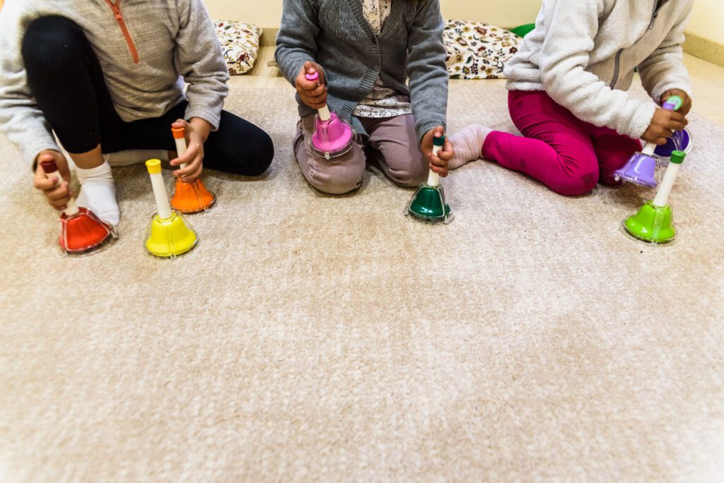 Profesor guiando una actividad rítmica, técnica clave de la musicoterapia en alumnado con TDAH.