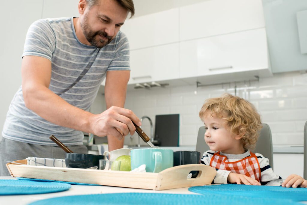 Momento de alimentación en familia, una de las mejores rutinas diarias que potencian el lenguaje a través del vocabulario de alimentos.