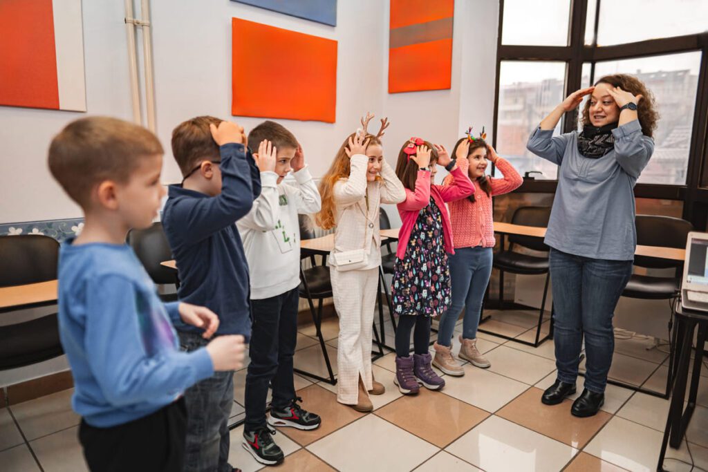 Alumnos expresando emociones a través de instrumentos, ilustrando los beneficios de la musicoterapia en el aula.