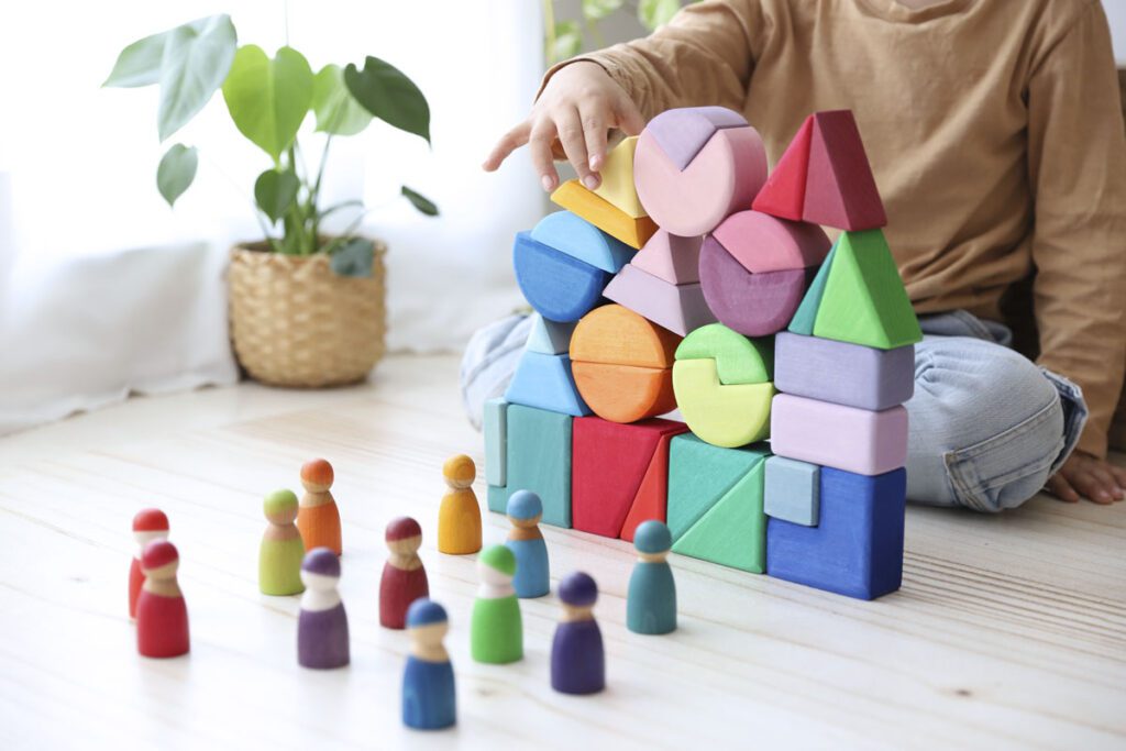 Alumnos de Educación Infantil trabajando la inteligencia espacial en proyectos de construcción mediante el uso de bloques y figuras geométricas.