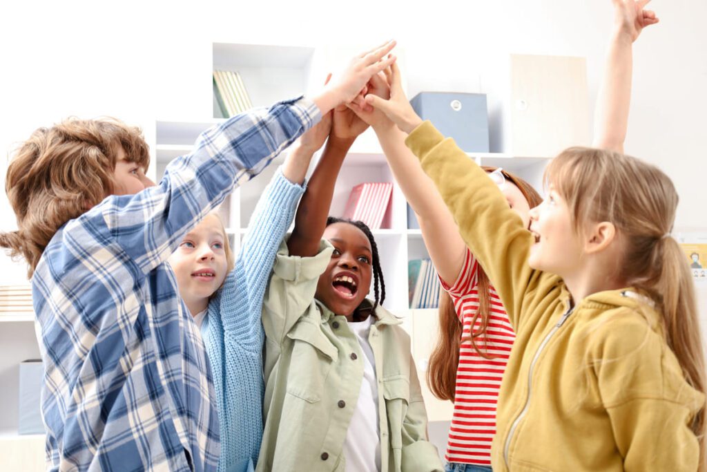 Alumnos trabajando en equipo donde se observa la dinámica de roles en ABP y la interacción entre líderes y colaboradores.