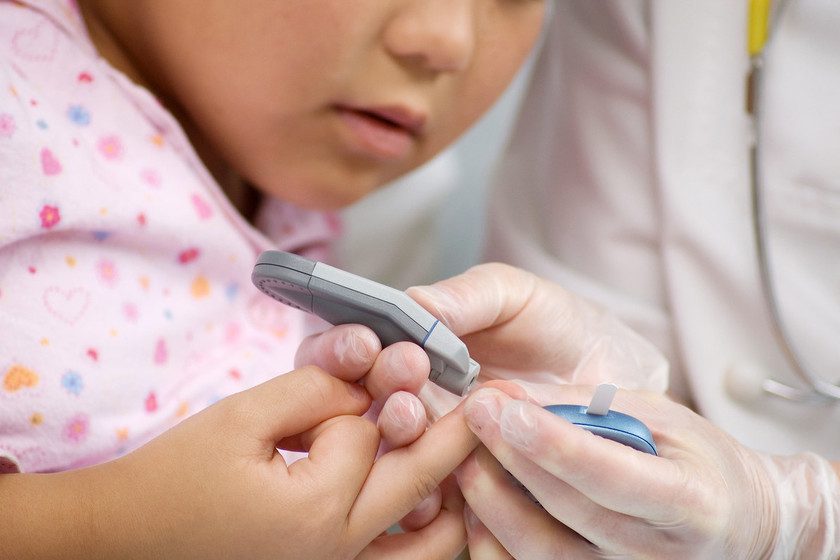 Atención personalizada a un alumno, mostrando cómo adaptar los primeros auxilios en salidas escolares a la diversidad del alumnado.
