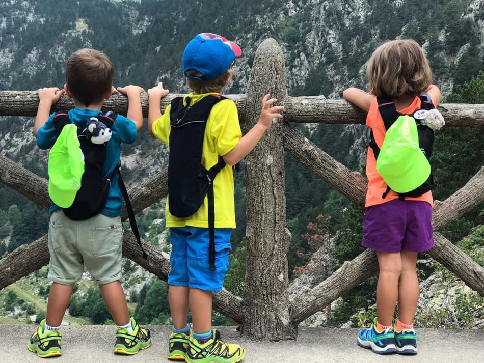 Docentes aplicando protocolos de seguridad, preparádos para aplicar primeros auxilios en salidas escolares si fuera necesario.