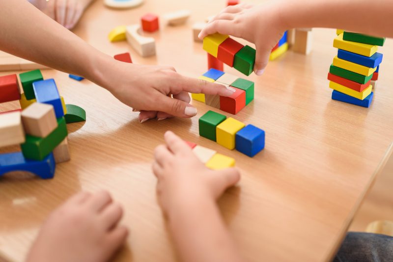 Niños resolviendo retos de diseño, fomentando la inteligencia espacial en proyectos de construcción en Infantil de manera lúdica.