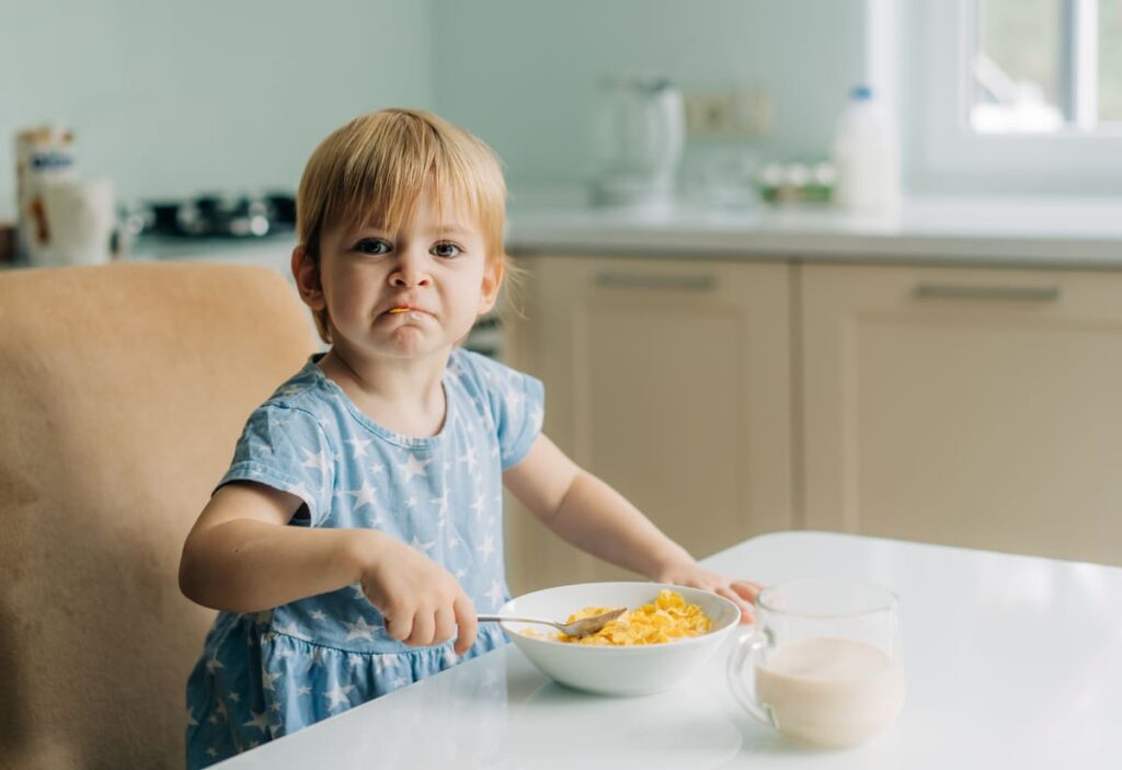 Docente aplicando estrategias pedagógicas para tratar la selectividad alimentaria en Infantil durante la hora del comedor.