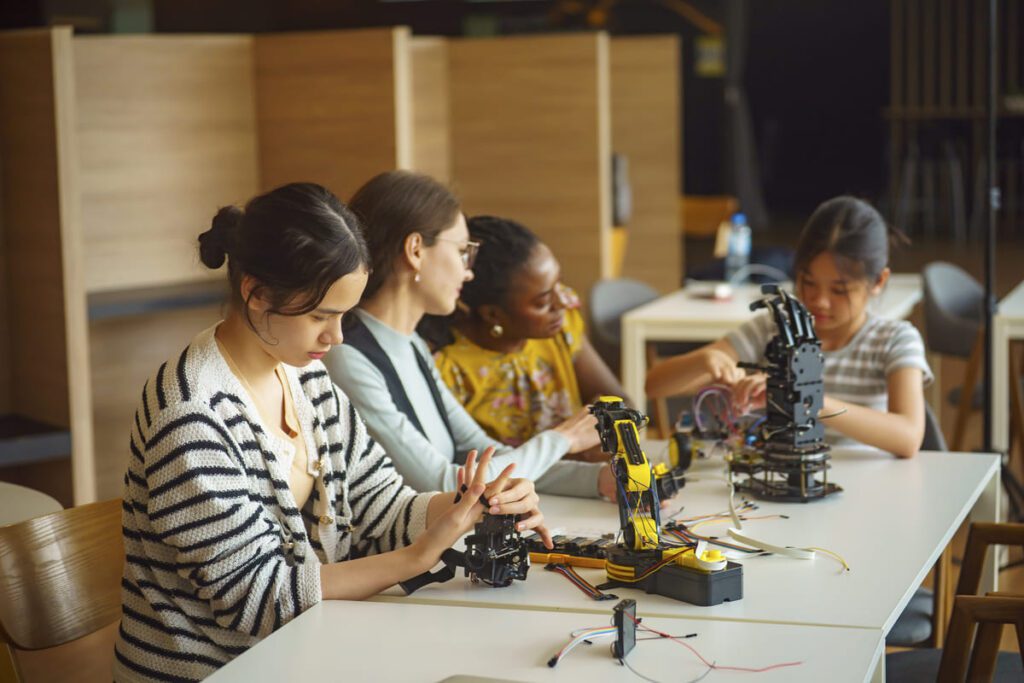 Docente aplicando una rúbrica de evaluación en un proyecto STEM de robótica educativa.