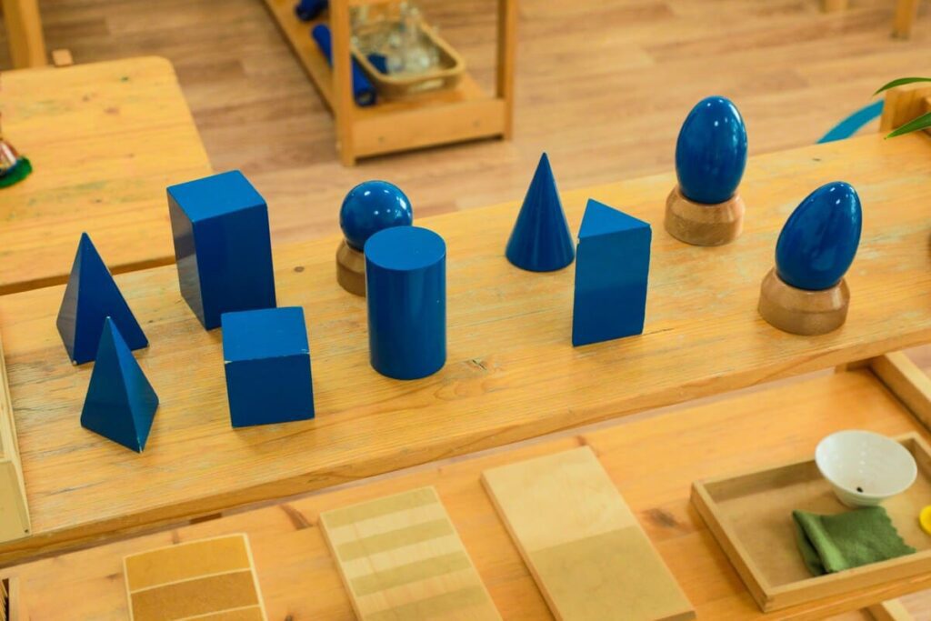 Aula organizada de forma flexible para aplicar diferentes metodologías educativas activas