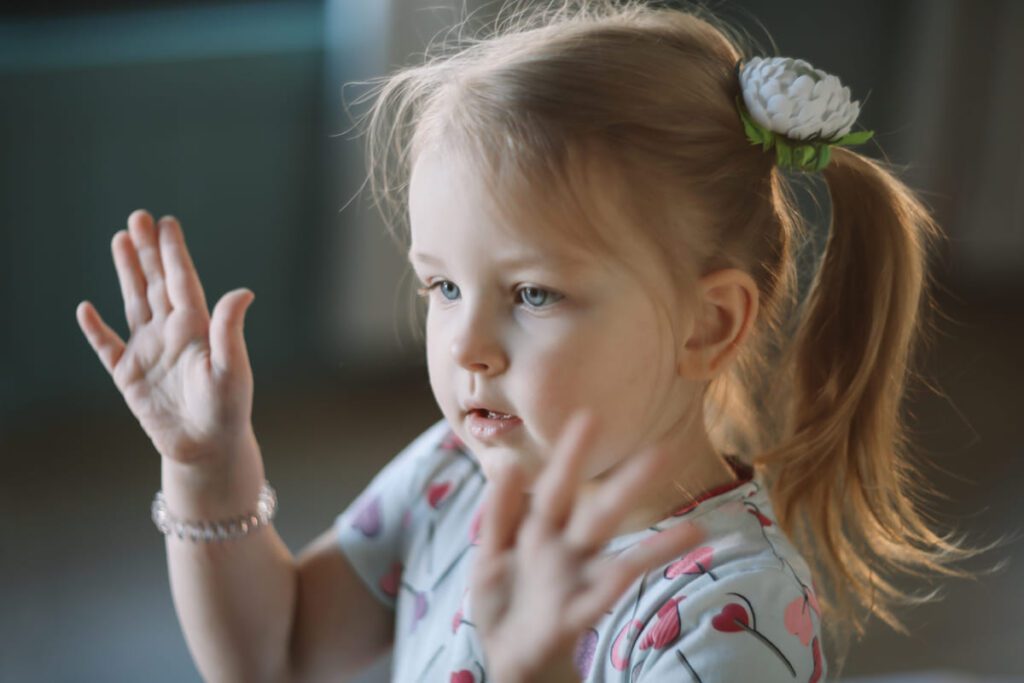 Niño de 3 años realizando juegos de soplo y praxias linguales para superar la dislalia funcional.