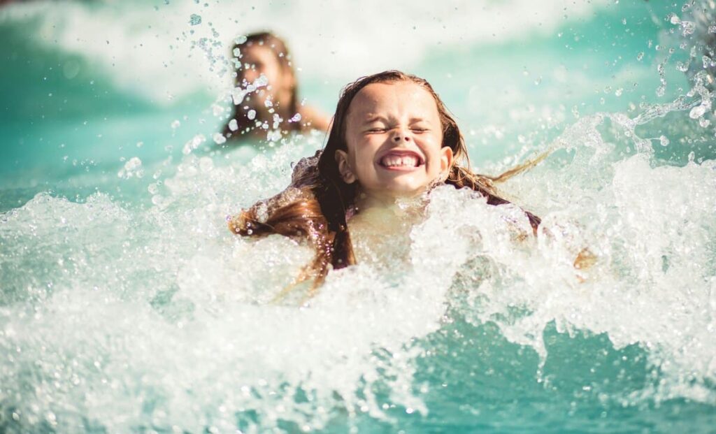 Estrategias de juego y flotación para superar progresivamente el miedo al agua en la piscina de forma segura.