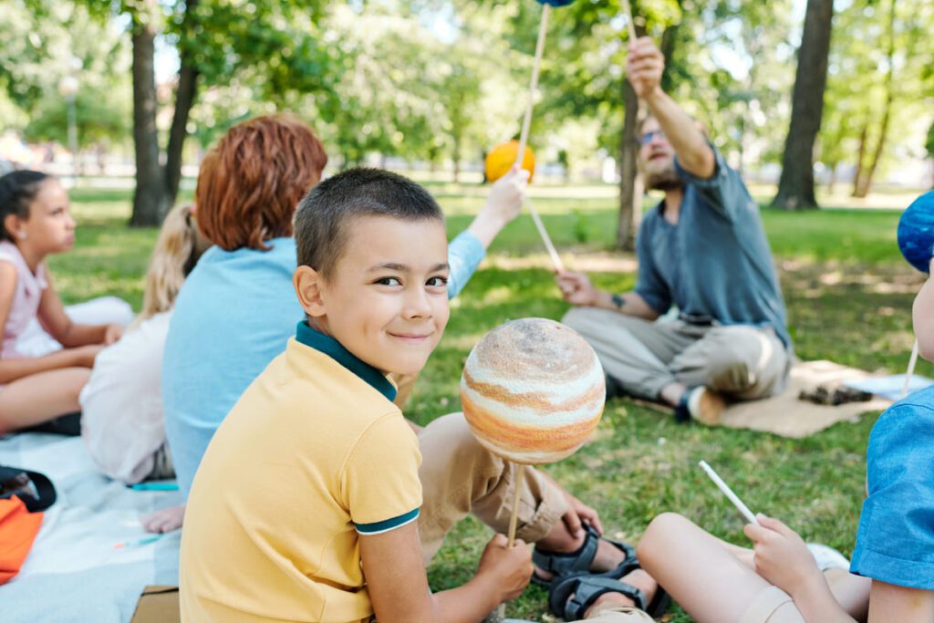Monitora de deportes de aventura guiando a niños, ejemplo de los mejores trabajos de verano para jóvenes.