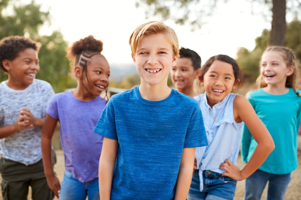 Grupo de jóvenes trabajando como monitores de campamento, uno de los mejores trabajos de verano.