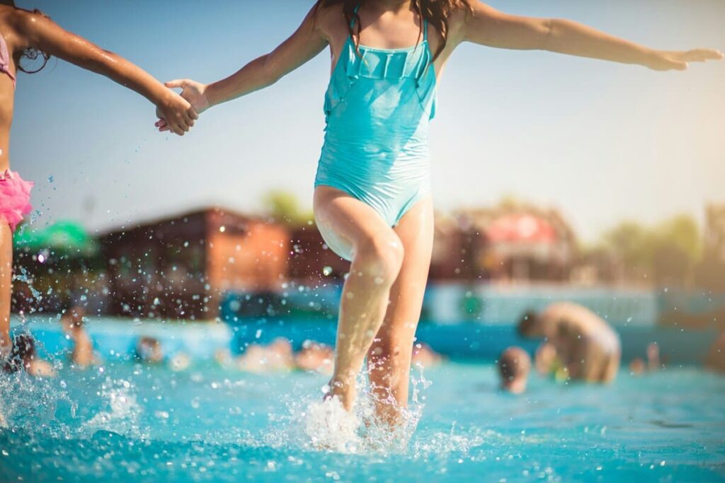 Protocolo de supervisión activa para minimizar Riesgos en piscinas infantiles durante campamentos.