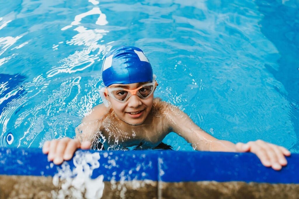 Monitor de natación identificando posibles Riesgos en piscinas infantiles y zonas de recreo.