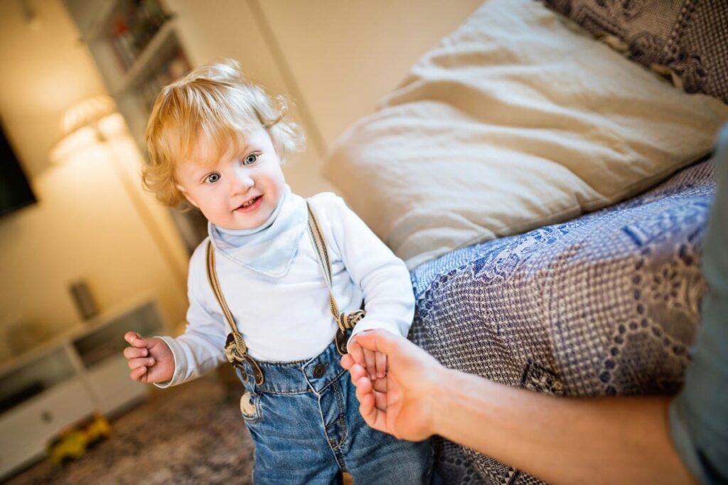 Logopeda realizando ejercicios de estimulación ante una posible alerta en el lenguaje en niños.