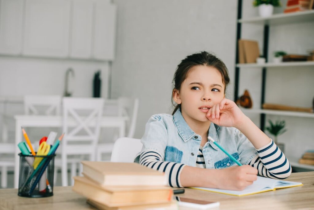 Docente aplicando estrategias de diferenciación para alumnos con alto rendimiento y talento.