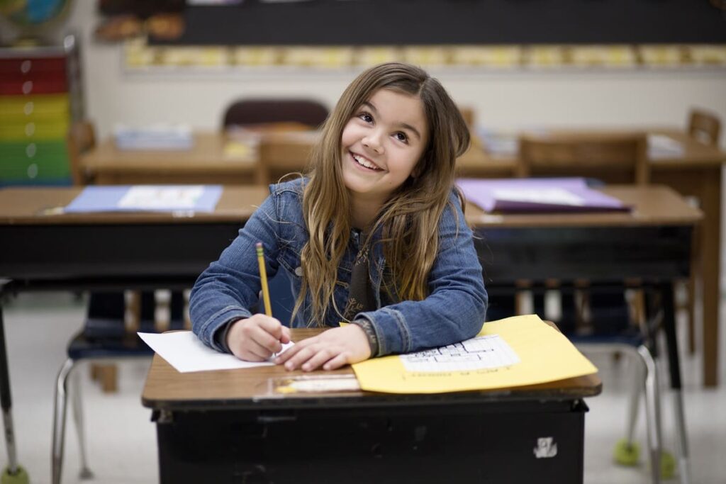 Alumno de primaria mostrando un alto rendimiento académico constante en clase.