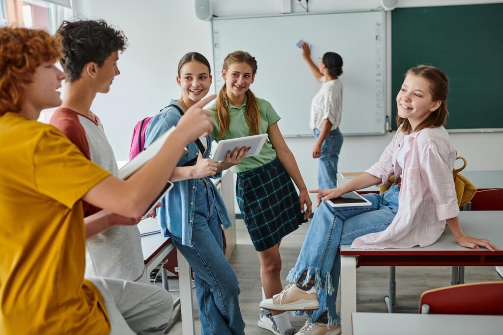 Dinámica grupal con alumnos de Secundaria implementando técnicas prácticas para gestionar las emociones en el aula eficazmente.