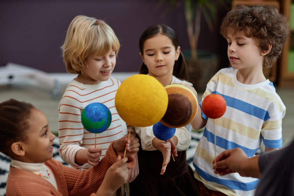 Niños realizando actividades de aprendizaje basado en proyectos como parte del enriquecimiento curricular.