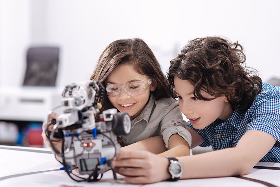 Descubre cómo la robótica educativa motiva y fomenta la colaboración entre estudiantes.