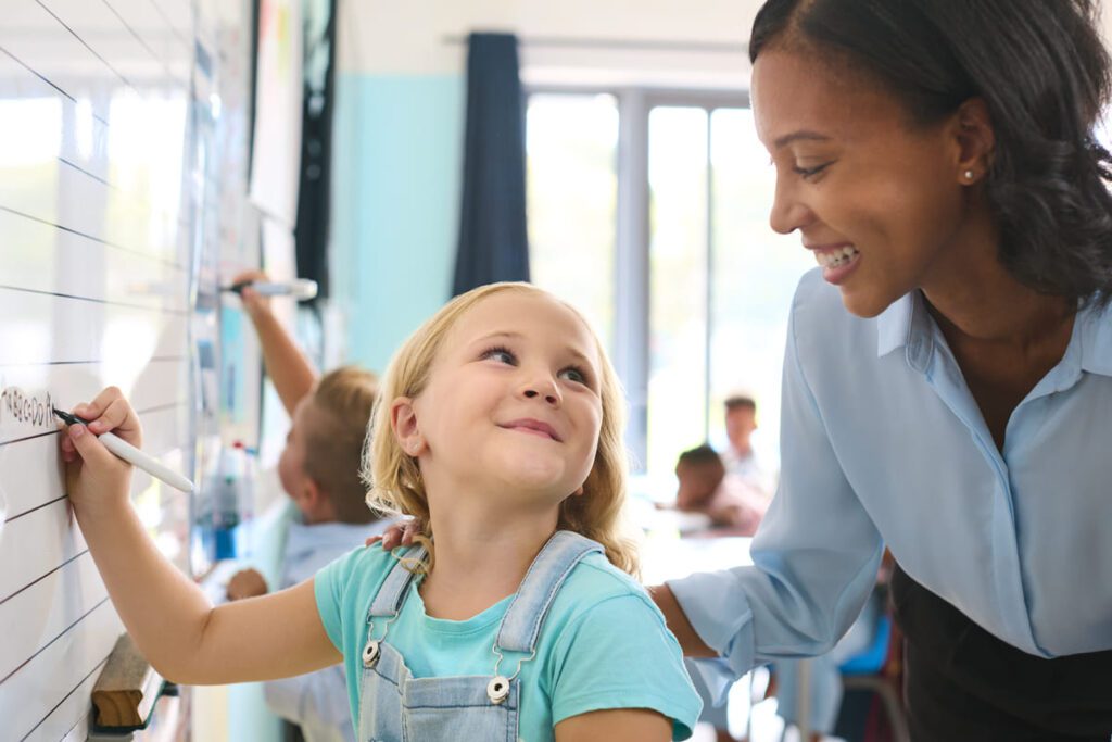 Formación colaborativa entre docentes y especialistas: Beneficios para la retención y desarrollo del talento docente