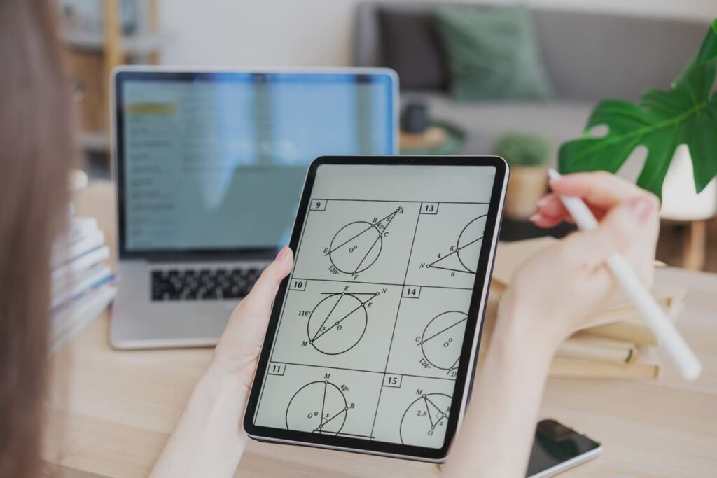 Aplicaciones educativas para trabajar por competencias: Competencia matemática y competencia científica