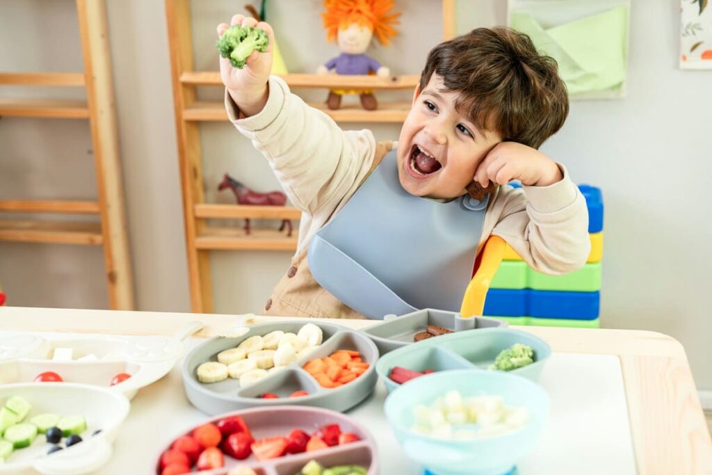 Docente supervisando la transición del biberón a la alimentación sólida, promoviendo un ambiente tranquilo y seguro.