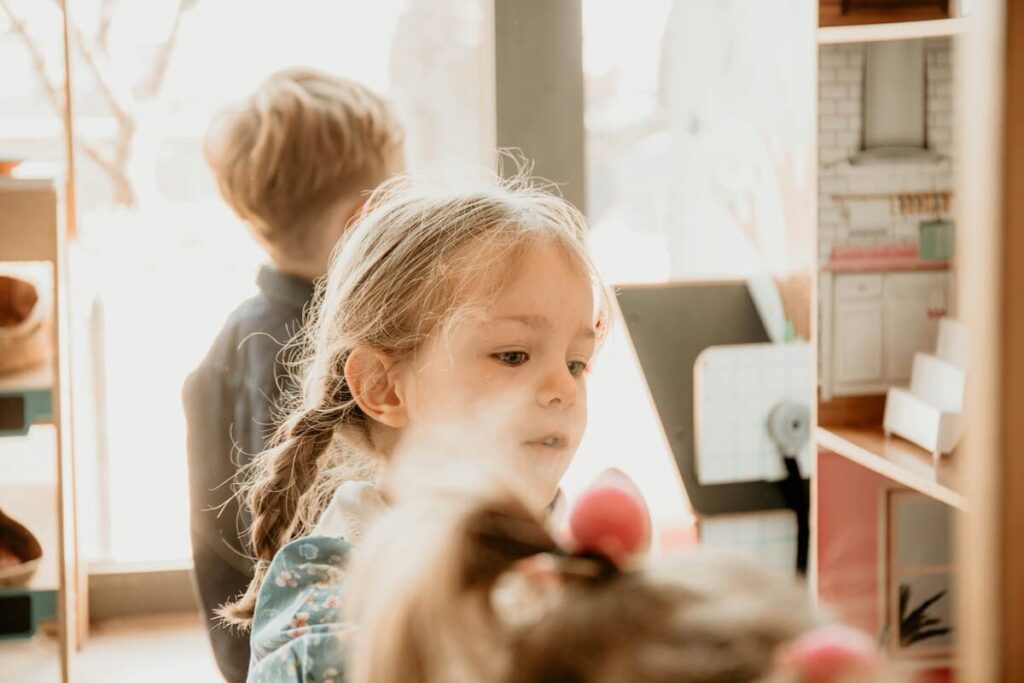 Alumnos trabajando en grupos cooperativos usando diferentes metodologías educativas dinámicas