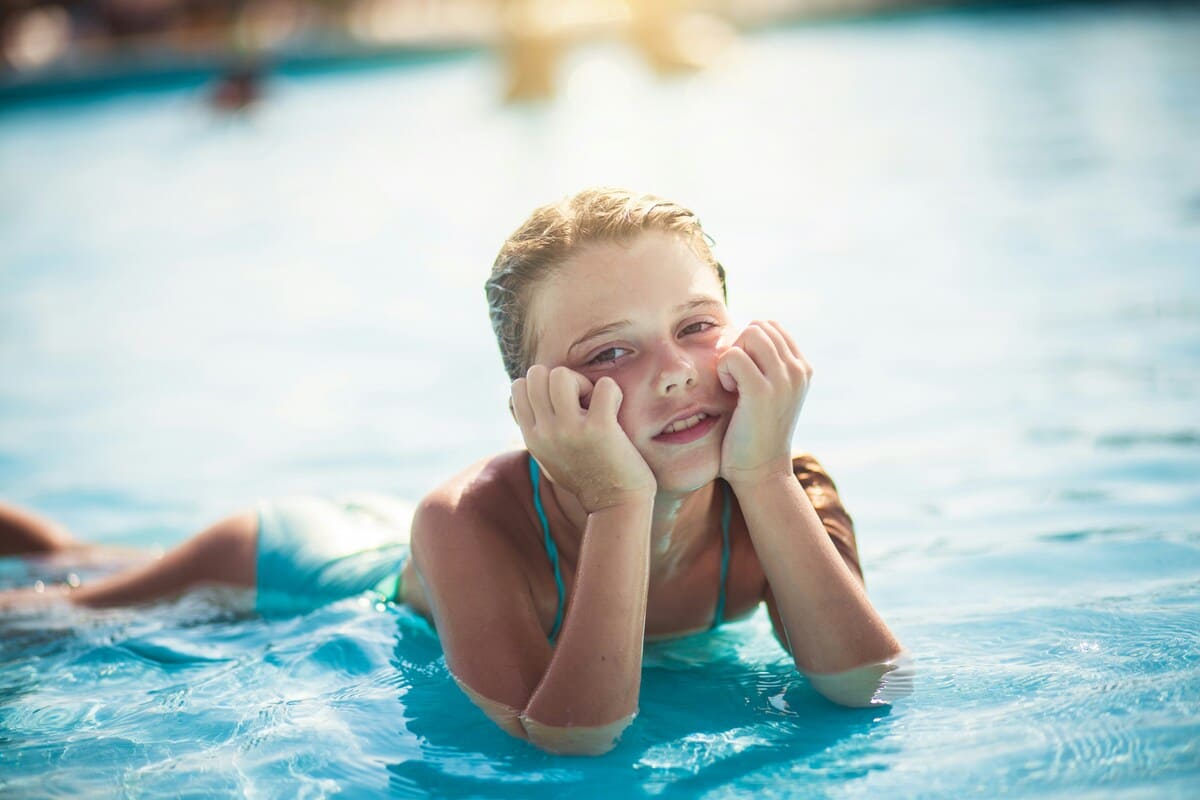 Imagen destacada de “Cómo actuar como monitor cuando un niño tiene miedo al agua en la piscina”
