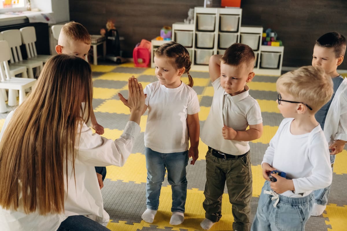 Imagen destacada de “Diferencias entre juego dirigido y juego libre en el aula infantil”