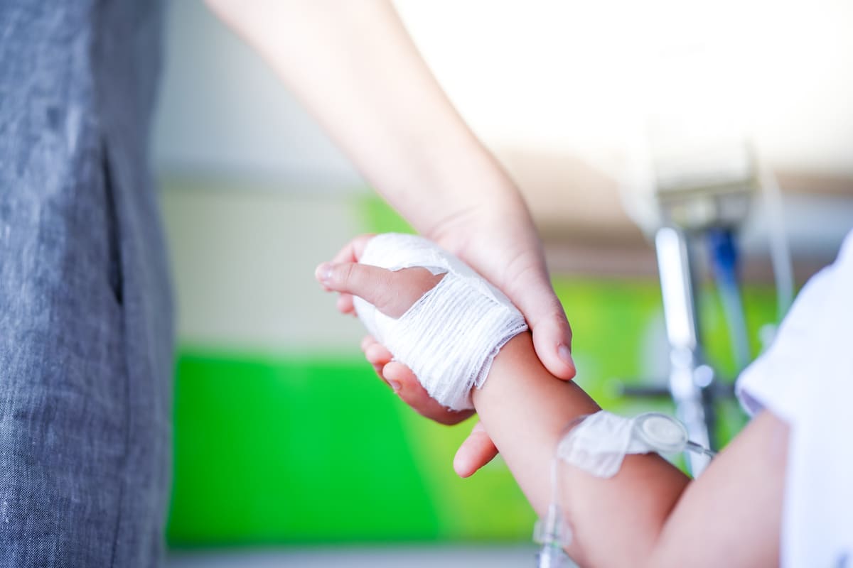 Imagen destacada de “Protocolo de actuación ante una emergencia en un campamento: guía para el director”