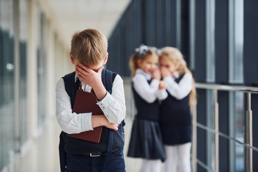 Conflicto en el aula que se podría prevenir mediante el desarrollo de la inteligencia emocional.